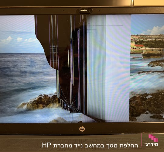 מסך מחשב נייד עם תצוגה שבורה וקווים צבעוניים